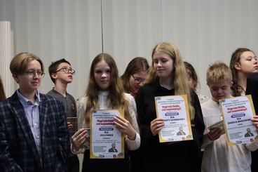 Inscenizacja z udziałem uczniów wieluńskich szkół w Bibliotece Miejskiej - dotyczyła Nagrody Nobla